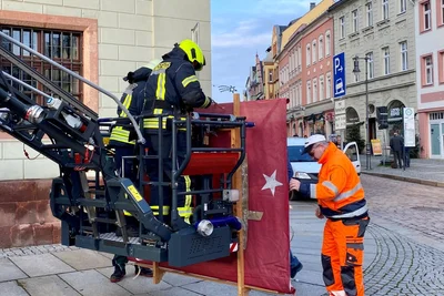 Das Türchen Nummer 24 ist so groß, dass es nicht von Innen am Fenster des Rathauses in Mittweida angebracht werden kann.