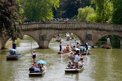 Während Touristen und Studenten das Staken auf dem Cam genießen, brüten Forscher der Universität Cambridge oft über erkenntnisreichen Studien. Aktuell hat Erstautorin Julia Carrasco Zanini Sanchez neues zur Diagnostiktauglichkeit eines Blutstropfens ergründet.