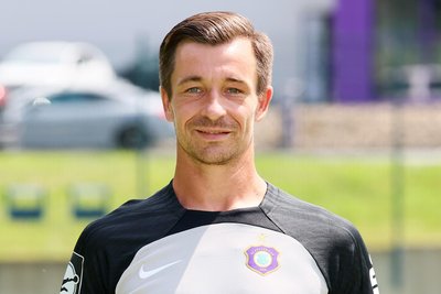 Note 1,5. Der 37 Jahre alte Routinier war auch in dieser Spielzeit eine sichere Bank im Team des FC Erzgebirge. Immer wieder vereitelte er mit Glanztaten die Torchancen des Gegners. Immer wieder verhinderte er Schlimmeres. Patzer waren über die Saison hinweg Fehlanzeige. Dass er so oft ins Netz hinter sich greifen musste, lag nicht an ihm, sondern viel mehr an der Nicht-Arbeit der Defensive.