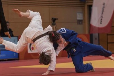 Die 16-jährige Dora Tsionaras (rechts) räumt beim Judo kräftig ab.
