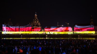 Schwarz-Rot-Gold: Die Laser-Show am Dresdner Elbufer läutete am Sonntagabend den Tag der Deutschen Einheit ein.