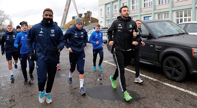 Steffen Ziffert - Trainingsauftakt ohne Chefcoach. Co-Trainer Sreto Ristic (vorn rechts) führte die CFC-Profis am Dienstagnachmittag auf die Laufrunde.