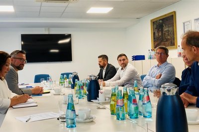 Angeregt wurde in den Auerhammer Metallwerken diskutiert: Geschäftsführer Robert Krumbach (r.) im Gespräch mit Wirtschaftsminister Martin Dulig (SPD, l.) und weiteren Vertreter aus Wirtschaft sowie Politik.