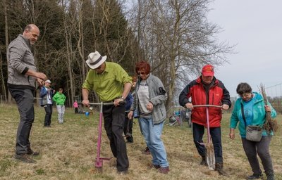 Nach knapp 15 Kilometern Wandern durch die erzgebirgischen Wälder pflanzten vor wenigen Tagen Wanderer aus Sachsen bei Neundorf kleine Bäume. Dabei kam der "Göttinger Fahrradlenker" als Hilfe zum Einsatz. 