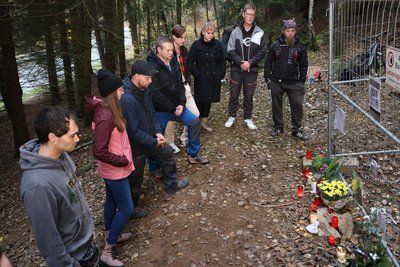 Ein Dutzend Frauen und Männer hat sich am Mittwochnachmittag an der Stelle in Frohnau versammelt, wo Oliver K. vermutlich in den Kippenhainer Stollen eingestiegen ist.