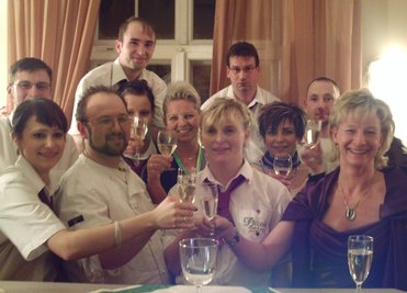 
              <p class="artikelinhalt">Silke Voigt (rechts) und Mitarbeiter ihres Teams stießen auf einen gelungenen Kraftakt an - und auf ein gutes Jahr 2009.</p>
            