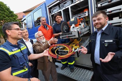 Ivo Küffner, Volksbank-Vorstand Andreas Hostalka, Rotary-Präsident Holger Männel, Jens Keup, Susann Schröcke und Benjamin Fritzsch (von links) im Gespräch über die THW-Technik. Sie ist nach dem jüngsten Einsatz im Flutgebiet wieder einsatzbereit.