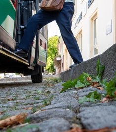 Stolperfallen verschwinden: Die Busbuchten in der Rathausstraße werden nach Klagen über zu hohe Kanten umgebaut. Zudem ist das Pflaster teils abgesackt. 