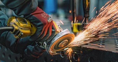 Wenn beim Verschleifen eines Metallteiles die Funken sprühen, ist der Meister in seinem Element.