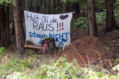 Nur noch das weiße Tuch im Wald an der Sehmatalstraße ist geblieben.