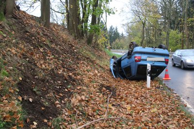 Ein Skoda überschlug sich am Mittwoch bei einem Unfall nahe Grünberg.