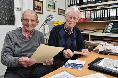 Karl Glaser und Gottfried Schönfelder (l.) von der einstigen Spitzenkapelle BTO Bärenstein. Die beiden früheren Musiker haben den Ortschronisten ihrer Heimatgemeinde jetzt umfangreiches Material übergeben und über die Zeit der Tanzmusik in den Jahren nach dem Zweiten Weltkrieg berichtet.