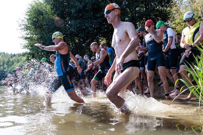 178 Teilnehmer gingen am Sonntag beim 34. Rochlitzer Bergtriathlon an den Start, darunter auch viele Sportler aus der Region. Zuerst ging es in das Wasser des Bieserner Badesees.