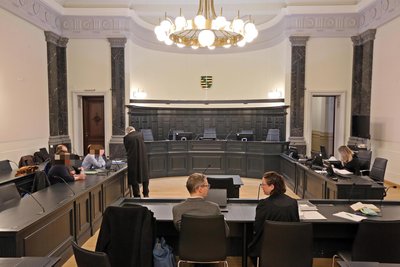 In Saal 243 sitzen für gewöhnlich Mörder und Gewaltverbrecher. Noch nie ging es um Muttermilch.