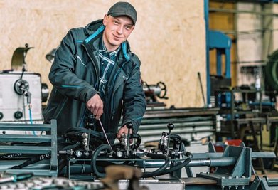 Der 24-Jährige Florian Söhnel hat sich in Limbach den Traum von der Selbstständigkeit erfüllt. Das Foto zeigt den Metallbauermeister an der Hydraulik des von ihm entwickelten mobilen Holzspalters. Der Anhänger mit Tüv-Zulassung ist sein Meisterstück. 