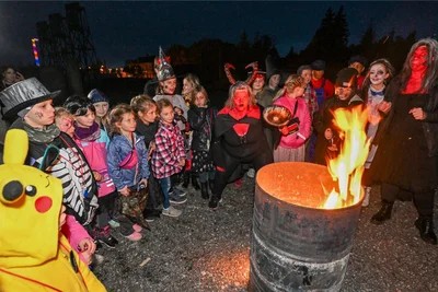 Die erste Gruppe startete mit etwas Verspätung in den Abend. An der Station „Teufel mit den drei goldenen Haaren“ durften drei Fragen gestellt werden.