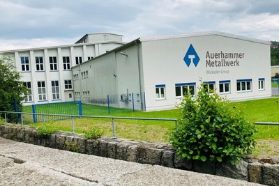 Die Auerhammer Metallwerke investieren kurz vor ihrem 500-jährigen Bestehen nicht nur in eine neue Dünnbandschere, sondern befassen sich auch intensiv mit dem Thema Wasserstoff.
