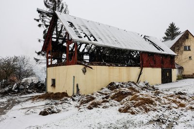 Das Übergreifen des Feuers auf eine zweite Scheune konnte die Feuerwehr zwar nicht verhindern, doch stehen von dieser zumindest noch die Mauern.