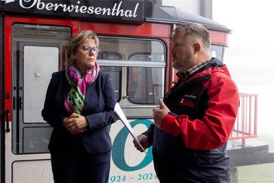 Sachsens Tourismusministerin Barbara Klepsch kommt am Mittwoch nach Oberwiesenthal. Sie hat Förderbescheide für weitere Ganzjahresangebote am Fichtelberg dabei. Empfänger ist unter anderem die Fichtelberg Schwebebahn GmbH um Geschäftsführer René Lötzsch.
