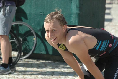 Julius Domnick, der aus Jena stammt, gewann über die olympische Distanz mit einem großen Vorsprung. Es war nach 2020 seine zweite Teilnahme am Rochlitzer Bergtriathlon.