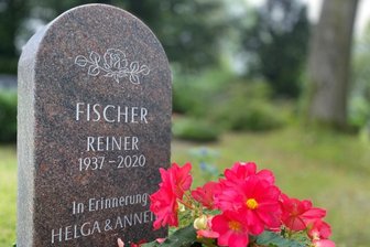 200.000 Euro für sein Heimatdorf: Das überraschende Testament von Reiner Fischer - Das Grab von Reiner Fischer: Bescheiden kommt es daher, wie wohl der Mensch auch gewesen ist. Fischer hatte harte Schicksalsschläge erdulden müssen - seine Frau Helga und seine Tochter Annett sind schon vor langer Zeit gestorben. Trotzdem hat er sich viel für den Ort eingesetzt, sich nicht zurückgezogen. 