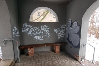 200 Euro Belohnung: Hainichen sucht Schmierfinken - Hainichens OB Greysinger findet die Schmierereien in der Stadt „potthässlich und extrem ärgerlich“.