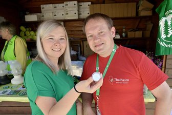 200 Gäste aus 15 T(h)alheims in Thalheim - Stephanie Neujahr vom Gastgeber-Thalheim mit dem Thalheim-Taler und Tobias Köppe.