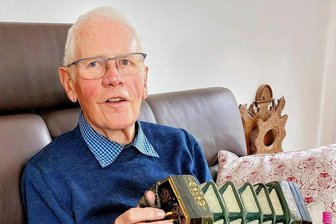 200 Instrumente suchen ein neues Zuhause - profitiert der vogtländische Musikwinkel? - Sammler Helmut Wiemann, 1979 der Gründer des AkkordeonorchestersOsnabrück, mit einer englischen Concertina.