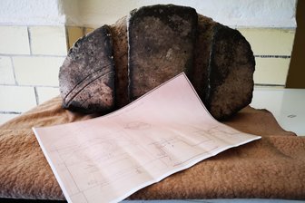 200 Jahre alter Farbmühlstein entdeckt - Der in Aue gefundene historische Farbmühlstein.