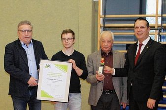 200 Kinder und Jugendliche: Diesen erzgebirgischen Turnverein plagen keine Nachwuchssorgen - Für die ausgezeichnete Nachwuchsarbeit seiner Trainerinnen und Trainer wurde der ATV Frohnau mit dem "Ehrenamt des Monats" vom Landkreis geehrt. Im Bild (v. l.): der Annaberg-Buchholzer OB Rolf Schmidt, der stellvertretende Vereinsvorsitzende Rick Hermann, Ehrenvorsitzender Siegmund Schuster und Landrat Rico Anton. 