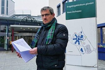 200 Klinikbeschäftigte richten Protestbrief an Karl Lauterbach - Torsten Köthe hat Unterschriften gegen die in seinen Augen ungerechte Bonusverteilung durch das Gesundheitsministerium gesammelt.