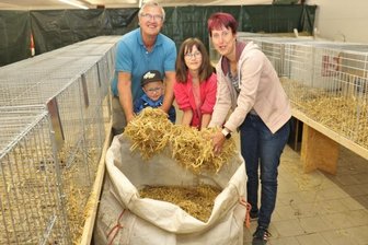 200 Langohren präsentieren sich - Johannes Kühn (l.) und Katja Päzold (r.) packten beim Aufbau der Käfige im ehemaligen Penny-Markt mit an. Auch Finn und Fabienne halfen mit. 