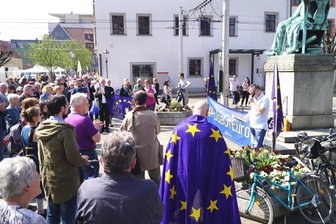 200 Menschen demonstrieren für Europa - Befürworter des Europagedanken trafen sich am Sonntag zu einer Kundgebung vor dem Zwickauer Robert-Schumann-Denkmal.