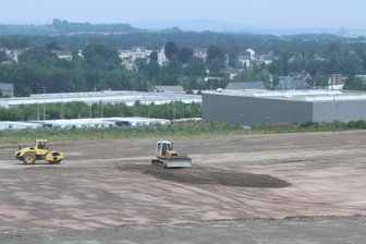 200 neue Arbeitsplätze in Limbach-Oberfrohna: Baustellenlogistiker investiert in Millionenhöhe - Rund 5,7 Hektar groß ist eine Fläche im Gewerbegebiet Süd in Limbach-Oberfrohna, die das Unternehmen B plus L Infra Log für reichlich zwei Millionen Euro gekauft hat.