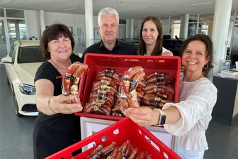 200 Spezialitäten-Pakete aus Reichenbach - für Oldtimer-Fans aus ganz Deutschland - 200 leckere Grüße aus Reichenbach. Von links Cornelia und Andreas Schaller mit Tochter Anne Schaller vom Autohaus Reißmann und Kathleen Schaller von der Reichenbacher Wurstfabrik bei der Übergabe der Spezialitäten-Pakete.