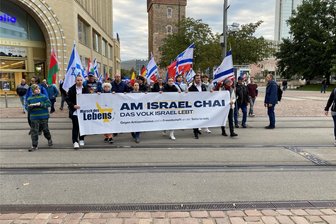 200 Teilnehmer bei Pro-Israel-Kundgebung in Chemnitz - Dem Aufruf zum sogenannten „Marsch des Lebens“ folgten am Montagabend etwa 200 Teilnehmer. Sie liefen vom Kaßberg in die Innenstadt, wo eine Abschlusskundgebung stattfand.