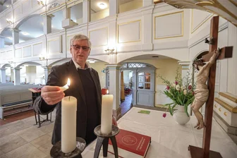 2000 Beerdigungen in 40 Dienstjahren: Was erlebt man als Pfarrer von Limbach-Oberfrohna, Herr Vögler? - Nach 40 Amtsjahren wird Andreas Vögler am Ostersonntag seinen letzten Gottesdienst als Pfarrer von Limbach-Oberfrohna halten.