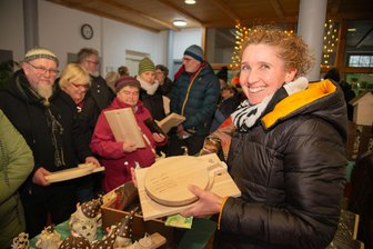 2000 Besucher bei erster Schlossweihnacht in Schilbach: Nächstes Jahr gibt‘s ein Parkplatzkonzept - Anke Lautenschläger von den Werkstätten des Marienstift Oelsnitz verkaufte zur Schlossweihnacht in Schilbach Holzartikel, die von den Beschäftigen in den Werkstätten hergestellt worden.