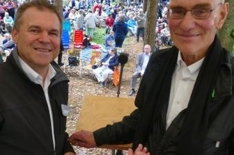 2000 Besucher bei Waldgottesdienst - Hartmut Leistner von der Landeskirchlichen Gemeinschaft Stützengrün (links) und Hans-Joachim Eckstein. 