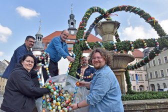 2000 Eier, Musik und Flohmarkt: Oederan lädt zum Osterbrunnenfest - Sorgen für Brunnenschmuck: Cornelia Naumann, Mirko Kallweit, Thomas Ufer, Mike Naumann und Kristian Schulze (v.l.).