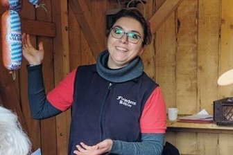 2000 Gäste besuchen Hoffest in Clausnitz - Anja Köhler von gleichnamiger Fleischerei im Ort bot Wurst- und Fleischwaren an.
