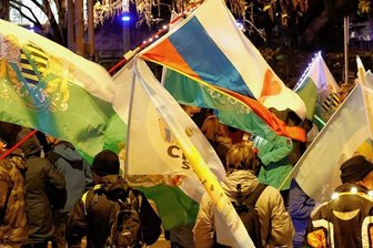 2000 Menschen demonstrieren in Chemnitzer Innenstadt - Fahnen, Plakate und Lichterketten bestimmen das Bild während des Protestaufzugs.