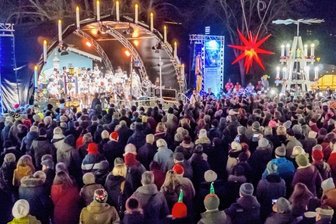 2000 Menschen singen gemeinsam Weihnachtslieder - 
