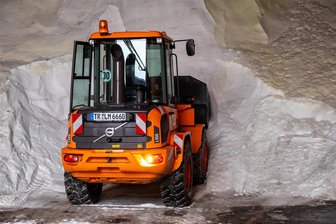 2000 Tonnen Salz gebunkert: Stadt Plauen sieht sich auf winterliche Straßenverhältnisse vorbereitet - Symbolbild: Ein Bagger verlädt Streusalz.