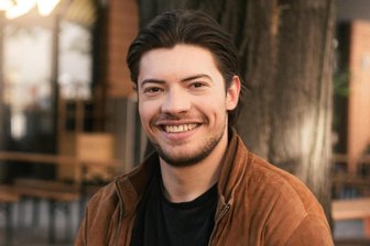 2000: Von München nach Sachsen – mit einem Jahr Verspätung - Joshua Dahmen gehört zum Jahrgang 2000. Er ist seit einem Jahr Schauspieler am Theater Plauen-Zwickau.