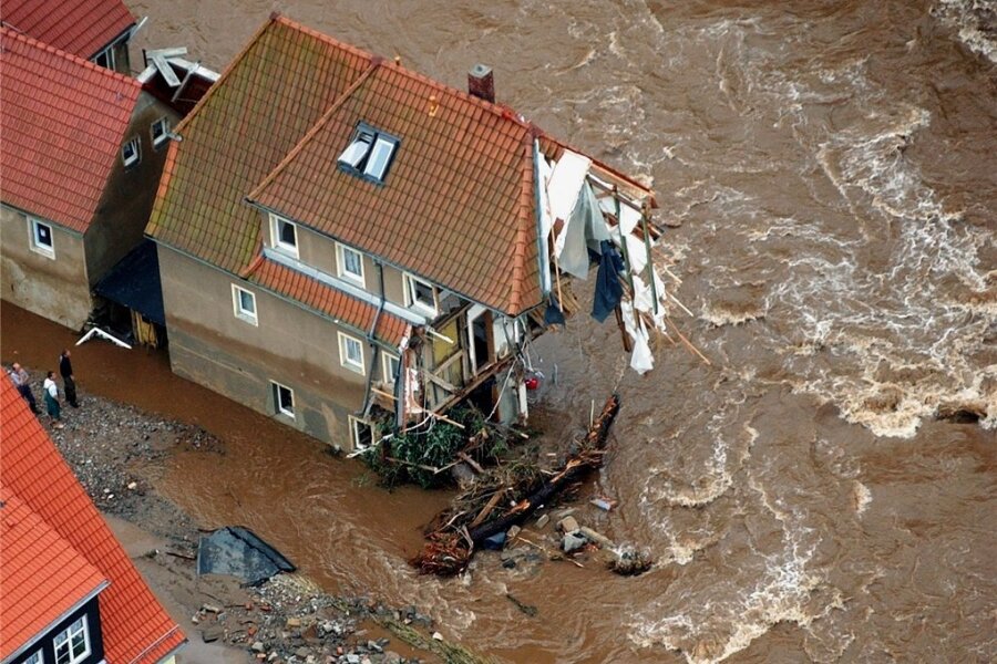 2002: Jahrhundertflut in Sachsen - In Weesenstein bei Pirna wurde dieses Haus durch die gewaltige Zerstörungskraft der Flut der Elbe zum Teil weggerissen.