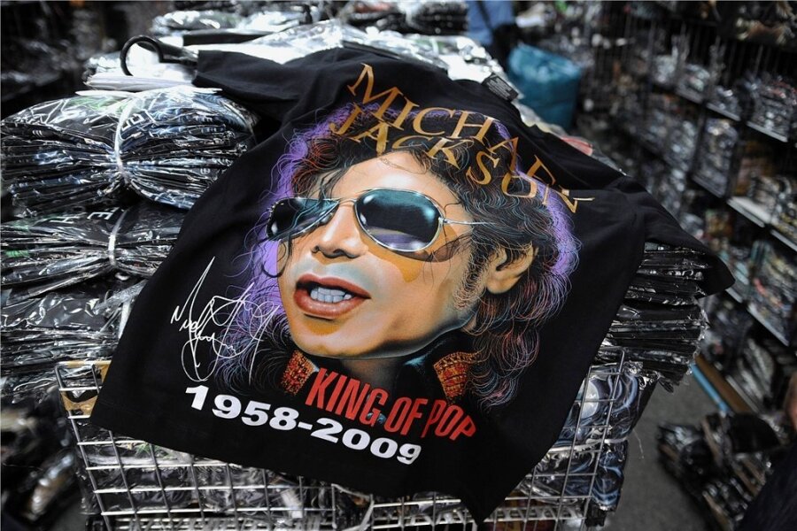 2009: Michael Jackson: Der King of Pop ist tot - Auch nach seinem Tod gibt es zahlreiche Fanartikel mit dem "King of Pop" . 