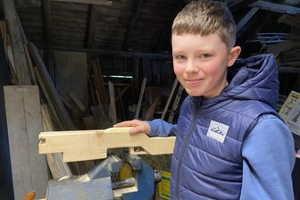 2012: Bürgermeister mit 13 Jahren – Ludwig Wolf, Pragmatiker und Visionär - Holz ist genau sein Ding. Wenn Ludwig Wolf keine Sitzungen oder Arbeitseinsätze leitet, steht er oft daheim an Drechselbank und Schraubstock – hier wird eine Armbrust gebaut.