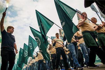 2019 marschierten Neonazis martialisch durch Plauen: Wie Zwickau solche Bilder am 1. Mai verhindern will - Gespenstische Bilder am 1. Mai 2019 in Plauen: Die rechtsextremistische Splitterpartei "Der dritte Weg" marschiert auf. Die Parallelen zu den SA-Marschkolonnen in der Zeit der Hitler-Diktatur sind unverkennbar. Für den morgigen Sonntag hat das Landratsamt Zwickau Auflagen erteilt. 