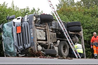 2021 viele spektakuläre Einsätze - Wegen dieses umgestürzten Sprengstofflasters musste die Gersdorfer Wehr ein ganzes Wohngebiet an der B 180 abriegeln.